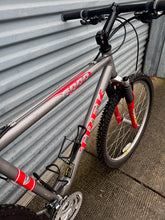 Load image into Gallery viewer, Trek 20” Manitou Magnum 6000 Mountain Bike