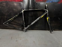 Load image into Gallery viewer, Giant OCR limited carbon 47cm road frame